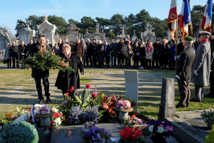 Jean-Paul Bret, maire de Villeurbanne, dépose un gerbe sur la tombe de Charles Hernu, aux côtés de Josette Hernu, belle-soeur de l'ancien maire.